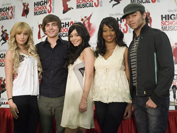 Il cast di High School Musical 3: da sinistra Ashley Tisdale, Zac Efron, Vanessa Hudgens, Monique Coleman e Corbin Bleu