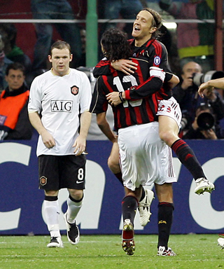 Ambrosini e Nesta festeggiano, davanti a un rammaricato Rooney,  l'ultimo successo rossonero contro il Man Utd