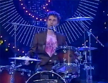 Matt Bellamy alla batteria a "Quelli che..."