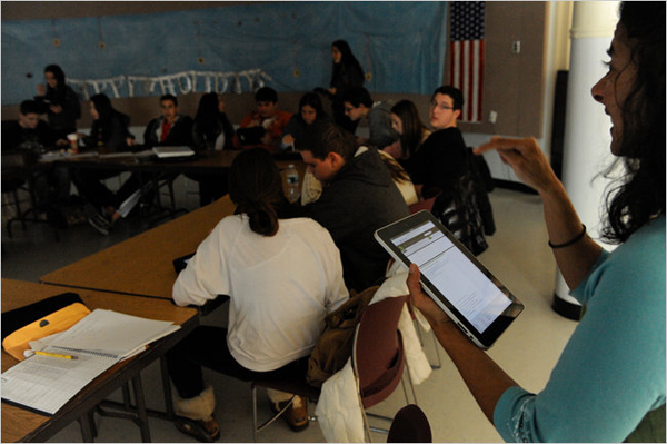 Un'insegnante della Roslyn High School che tiene la sua lezione utilizzando l'iPad