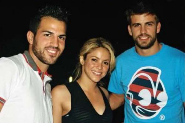 Shakira tra Fabregas e Piquè (a destra)